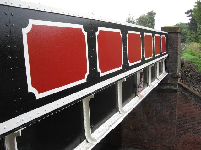 King Street, Knutsford: Close-up of bridge paint scheme