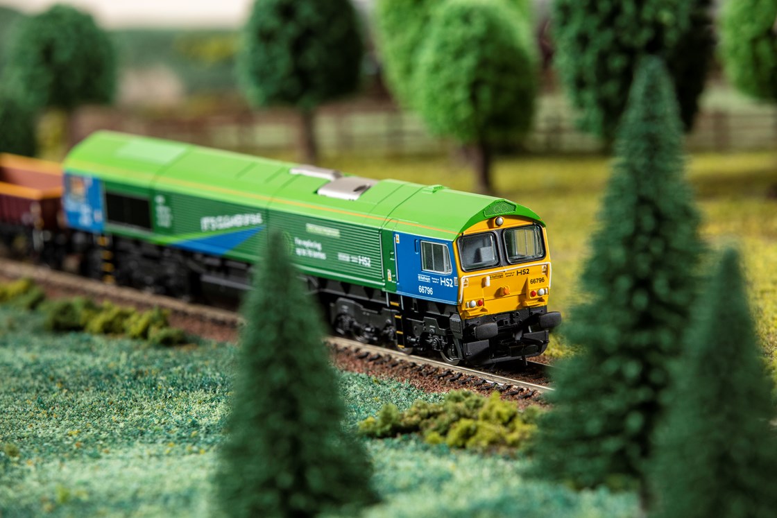 HS2, Hornby and GB Railfreight team up to release 'Green Progressor' model train-4