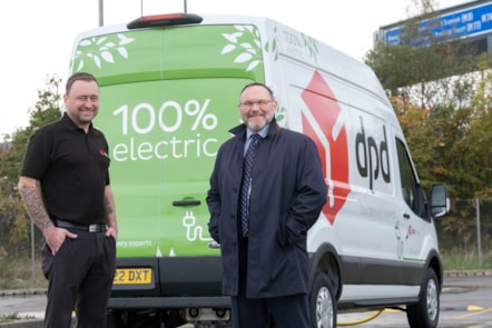 DPD Staff Manager David Scott (L) and First Bus Scotland Commercial Director Graeme Macfarlan (R)