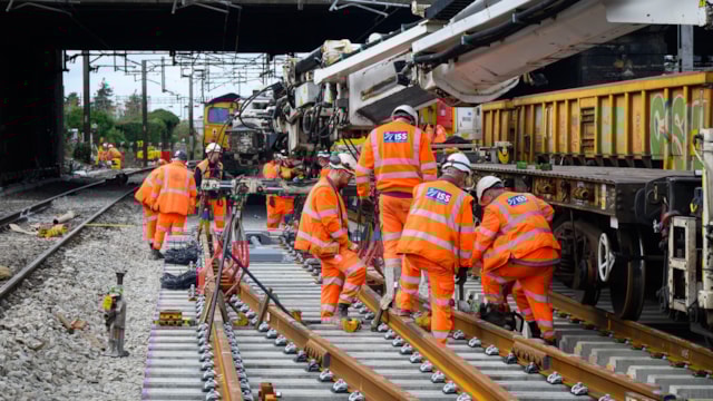 London Euston travel advice as major May upgrades get underway: PHOTO Track workers installing new lines at Willesden Junction