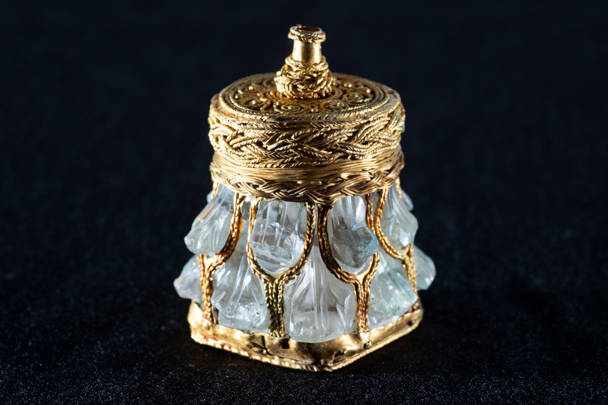 The rock crystal jar. Photo © Neil Hanna