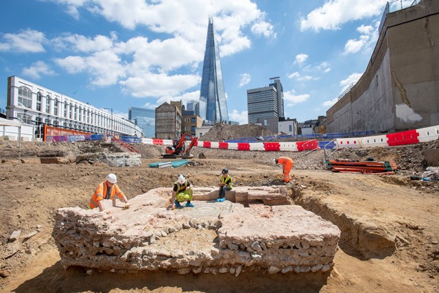 Archaeologists excavate Roman Mausoleum © MOLA