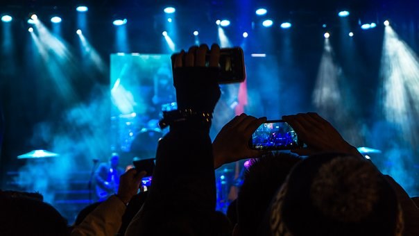 5G Crowd concert mobile phones