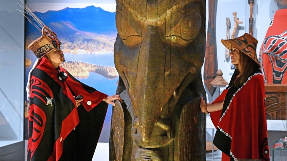 Sim'oogit Ni'isjoohl (Mr Earl Stephens) and Sigidimnak’ Nox Ts'aawit (Dr Amy Parent) of Nisga'a Nation with the memorial pole credit Neil Hanna.-2 cropped