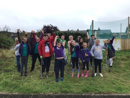 Disgyblion Tîm Gwyrdd Ysgol Gymuned Pennar yn yr ardd.