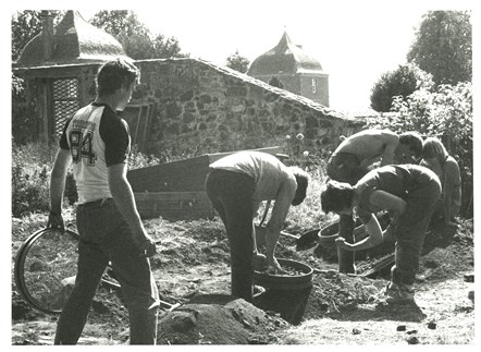 Volunteers from NMS and Balfarg working in the grounds of Melville House, 1984 © National Museums Scotland