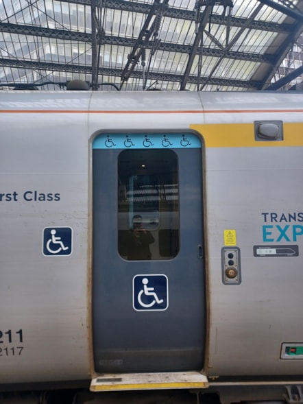 New customer signage on TPE's 802 fleet (1)