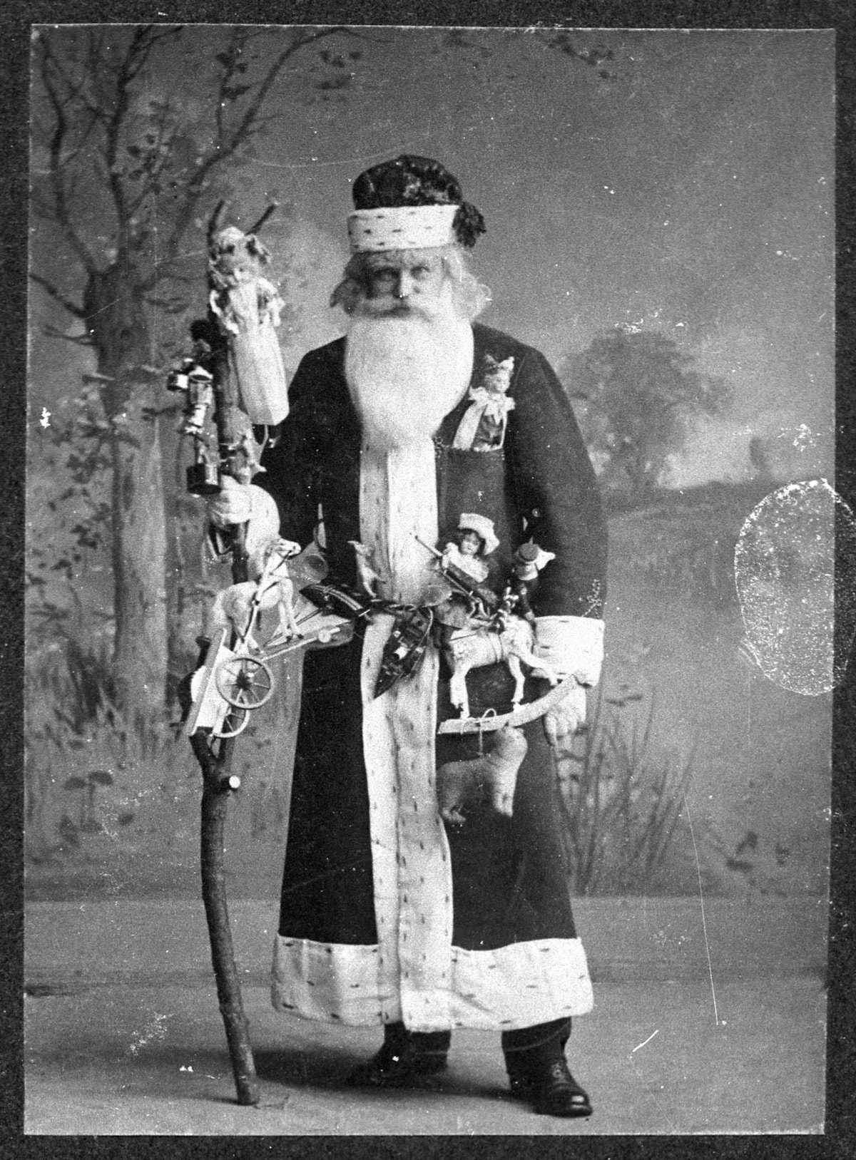 Mr Henry Watson as Father Christmas, Fife, 1909. National Museums Scotland SLA 63.16.11A