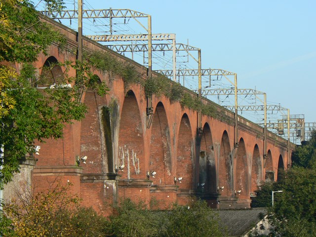 ABSEILERS TACKLE TOWERING VIADUCT: Stockport Viaduct