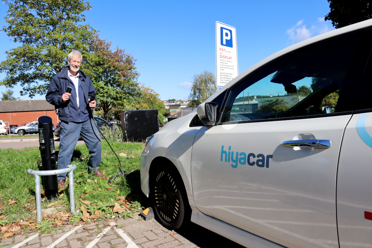 Cllr McFarling with Hiyacar charger