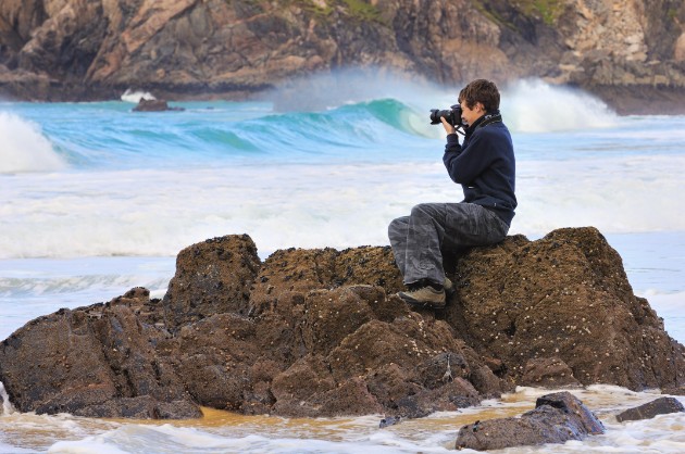 Clàradh thachartasan airson Fèis Fiadh-bheatha nan Eilean fosgailte: Photographer capturing a seascape near Mangersta, Isle of Lewis - free use ©Lorne Gill-NatureScot