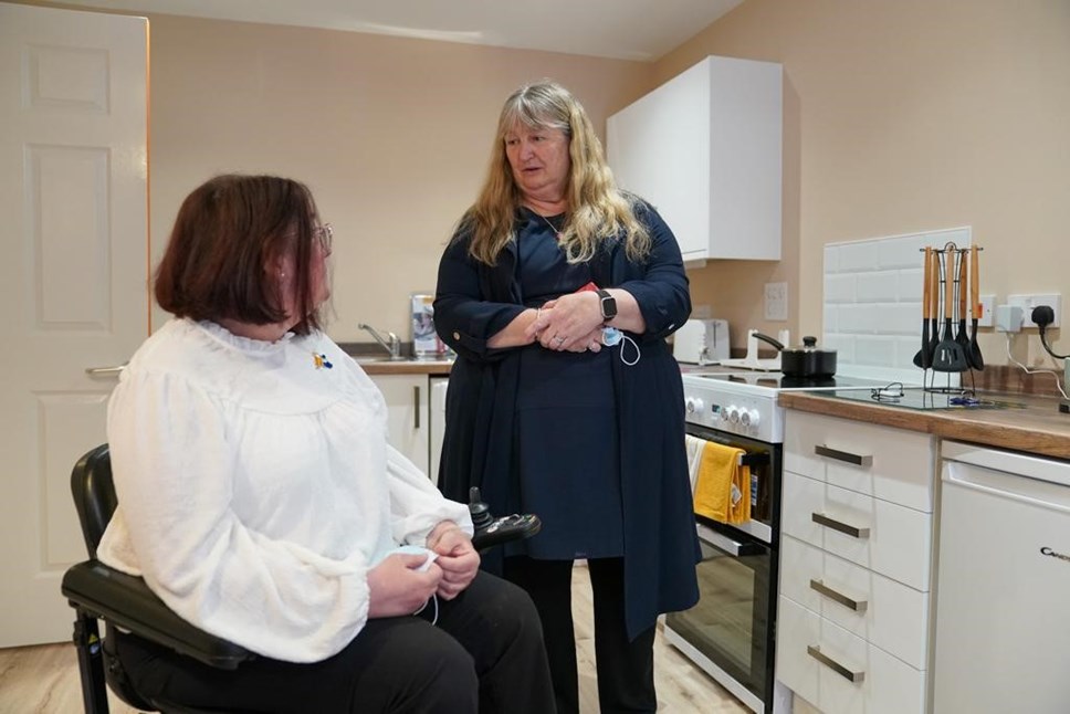 Minister for Climate Change Julie James on a visit to Tŷ Glas y Dorlan 3