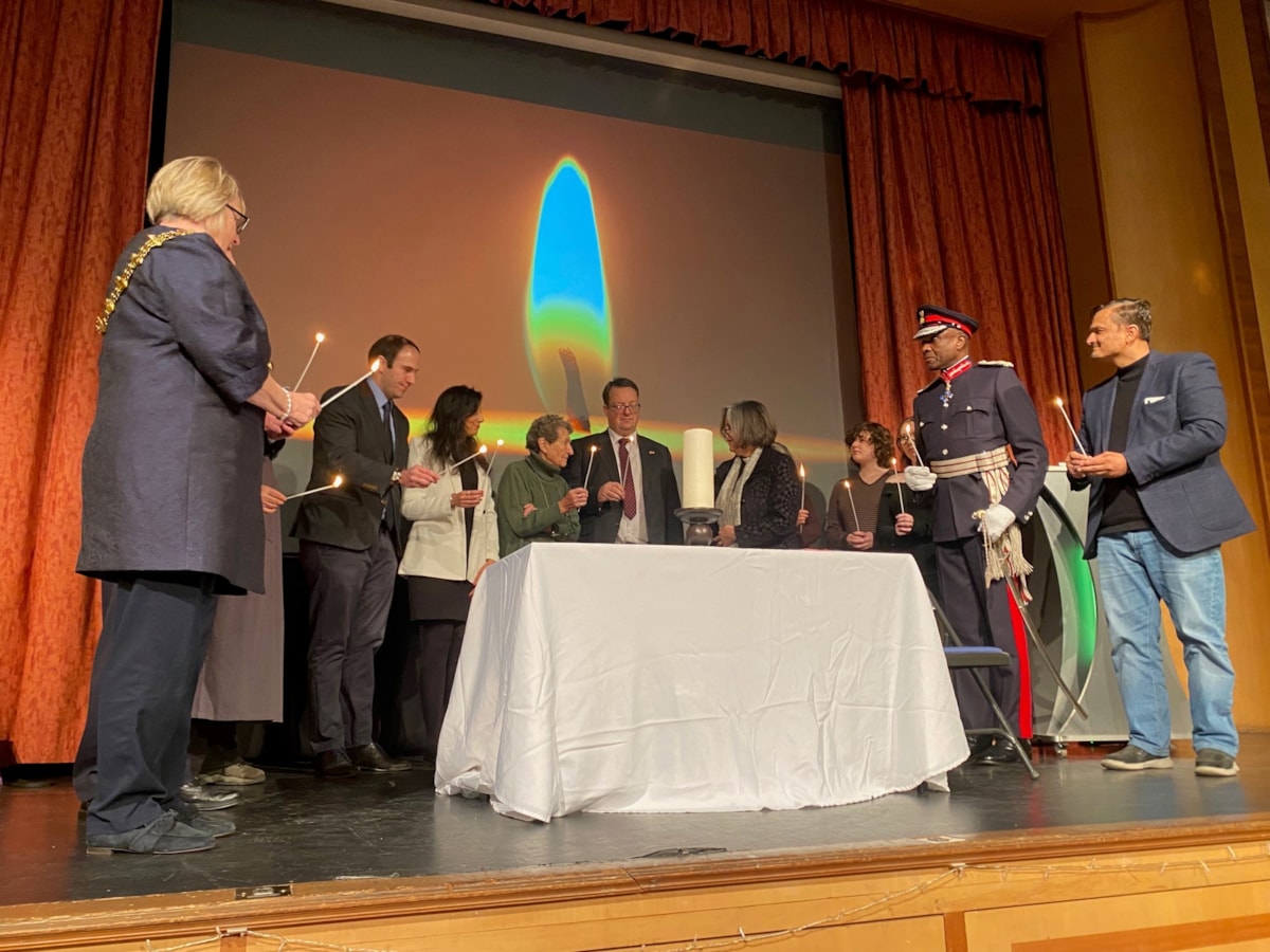 Mayor lights candle at Holocaust Memorial Day