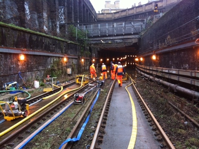 Burst water-main floods Thameslink tunnels: Burst water-main floods Thameslink tunnels