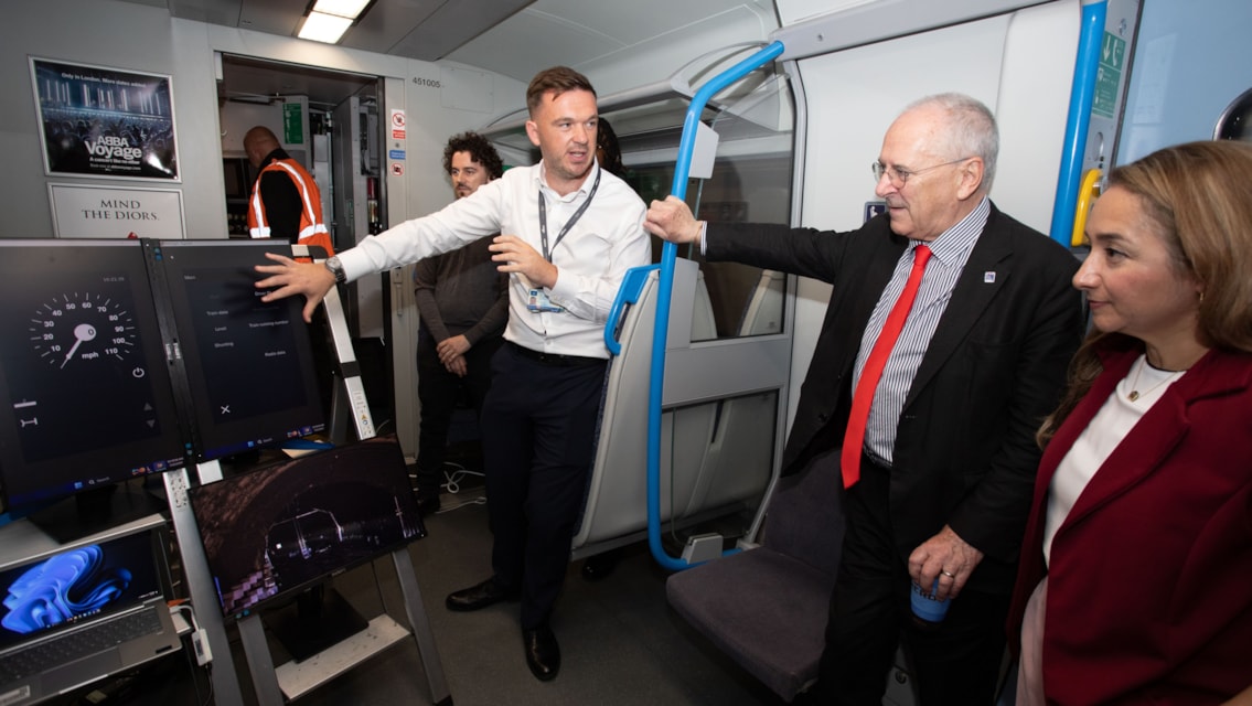 Rail Minister celebrates first ‘no signals’ commuter railway: Demo of digital signalling