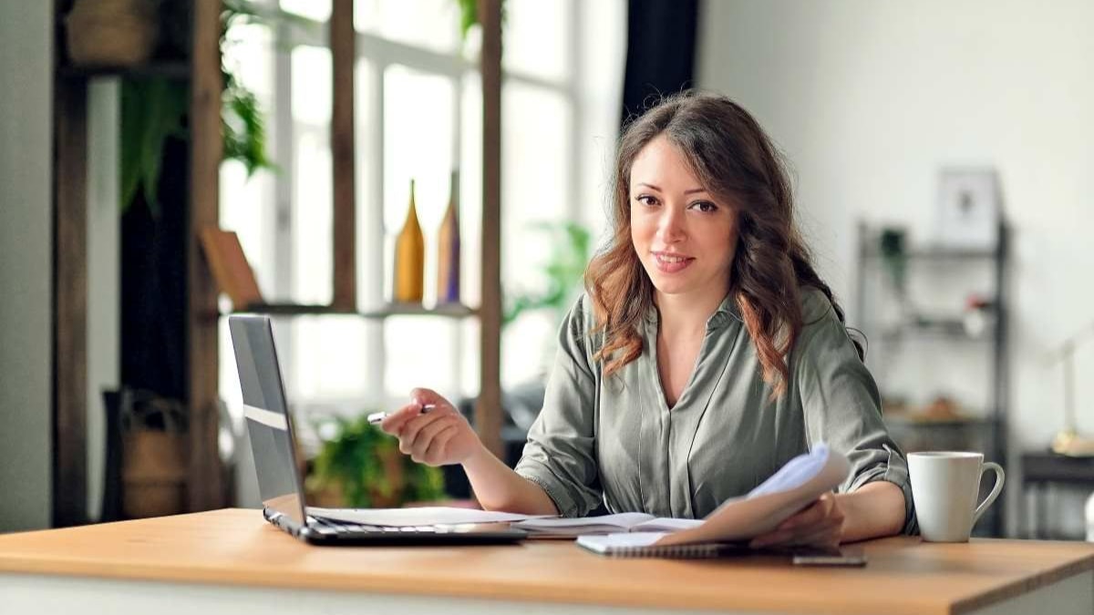 Woman with laptop (image)