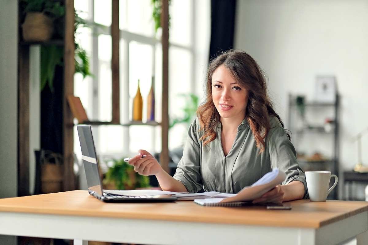 Woman with laptop (image): Woman with laptop (image)