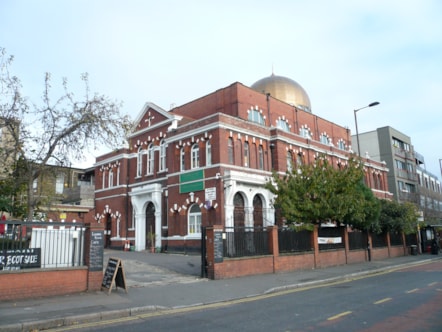 The Shacklewell Lane Mosque built as a synagogue in 1902 became the first Turkish mosque in the UK in 1977 A distinctive local landmark in Dalston