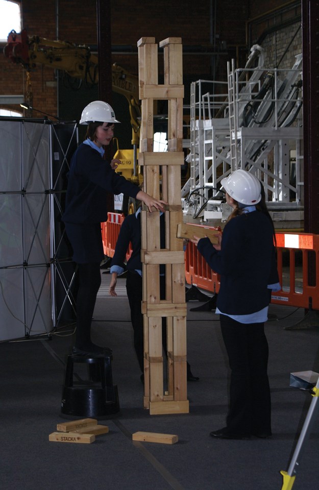 Giant Jenga at Railway Engineering Day: Pupils are challenged by engineering tasks