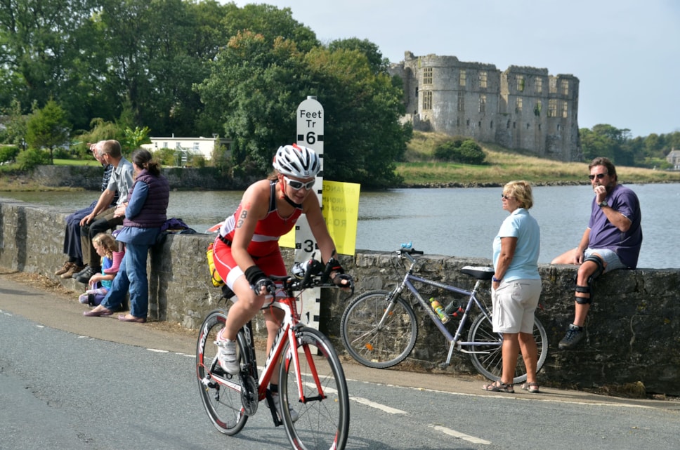 Cystadleuydd blaenorol Ironman ar y cwrs beic ger Caeriw