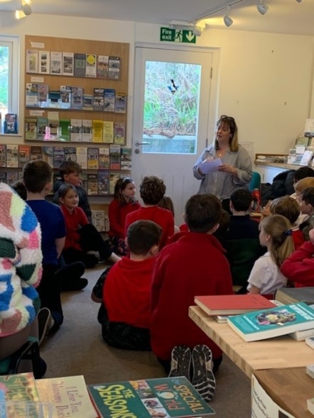 Stars of Shelves 4 - sêr y silffoedd 4