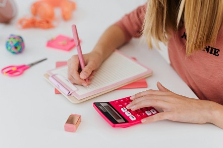 Girl doing maths equation by Karolina Grabowska for Pexels.