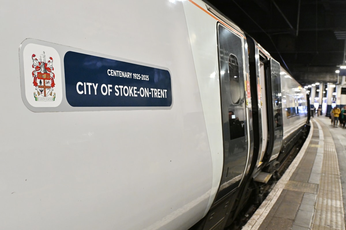 Avanti West Coast unveiled an updated nameplate on Pendolino 390129 to mark the official birthday of the city of Stoke-on-Trent.