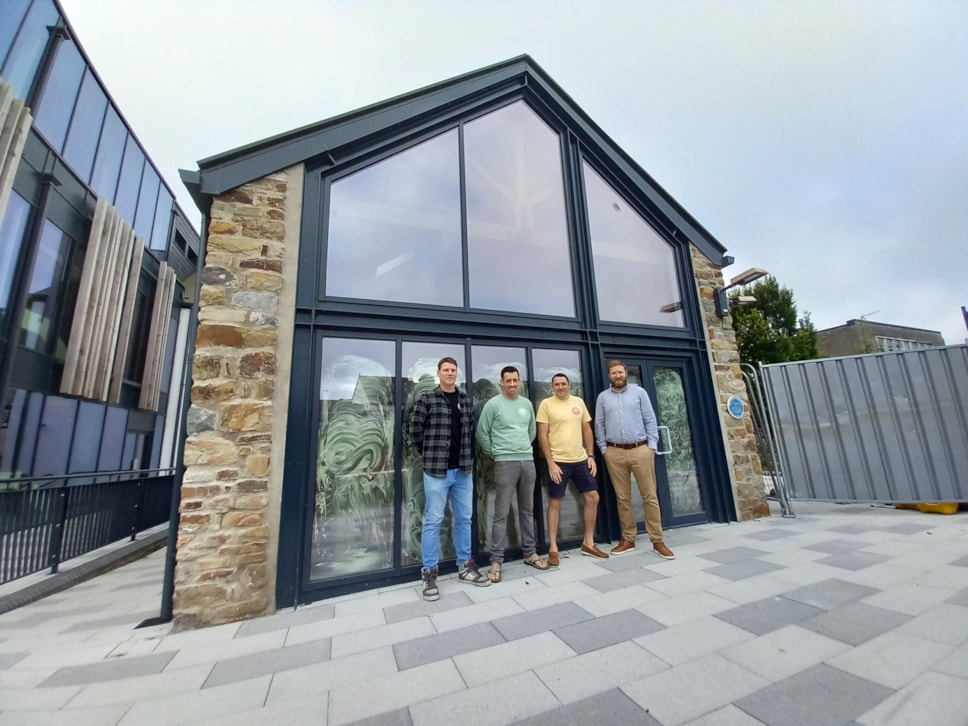 Cyfarwyddwyr Tenby Brewing Co, James Beaven, Rob Faulkner a Aaron Smith gyda Cllr Paul Miller.