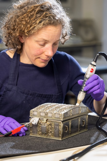 Conservator Diana de Bellaigue removes tarnish from the Mary, Queen of Scots casket. Copyright Duncan McGlynn (3)