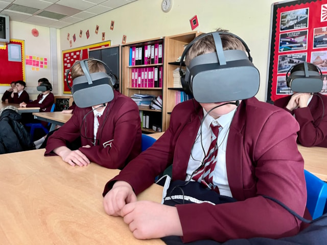 Students using VR headsets, Network Rail (2)
