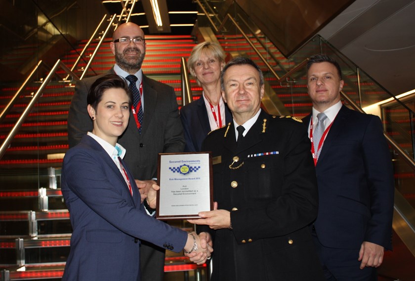 City of London Police Commissioner, Ian Dyson presents Aon and Mitie with the Secured Environments accreditation: Front to back, L-R: Debbie Bruwer (Security Services Manager, Aon), Ian Dyson (Commissioner, City of London Police), Kevin Allchorne (Regional Head of Global Protection Services – UK, EMEA & APAC, Aon), Lorraine Mansfield (Strategic Account Director, VSG), Ruben van Schalkwyk (Security Operations Manager EMEA, Aon).