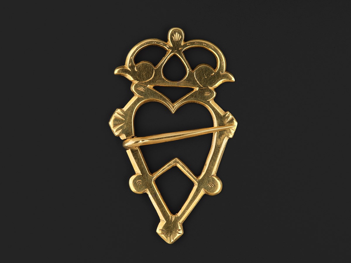Single heart-shaped, gold brooch surmounted by a crown of birds' heads, by Alexander Stewart, Inverness, c. 1796 - 1800 © National Muesums Scotland