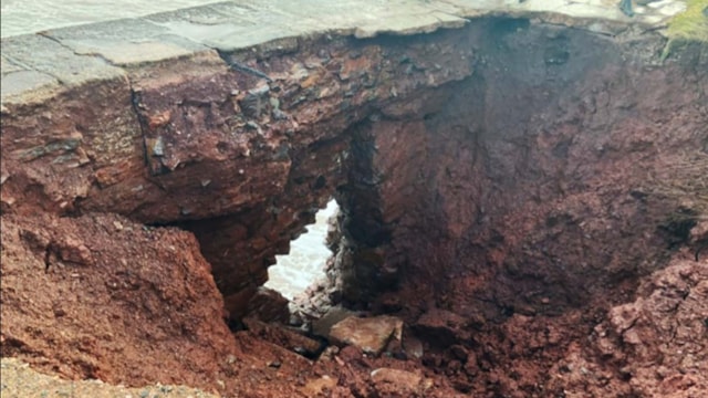 Further repairs near railway at Dawlish means overnight closure of line between Dawlish and Teignmouth: Dawlish sink hole cropped