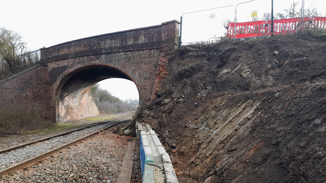 Update on closure of railway between Oxford and Kingham following landslip: Yarnton Road overbridge landslip