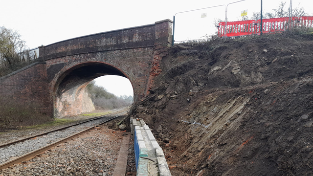 Yarnton Road overbridge landslip: Yarnton Road overbridge landslip