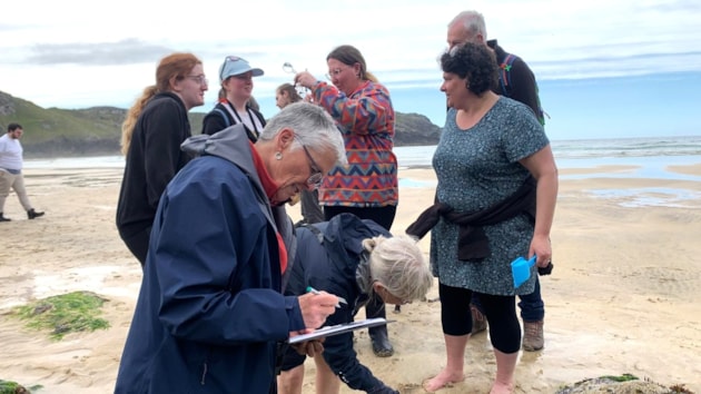 Albannaich ‘aig teis-meadhan’ plana do dh’ath-shlànachadh nàdair: Wildlife spotting at the Outer Hebrides wildlife festival. © Eilidh Ross/Species on the Edge.