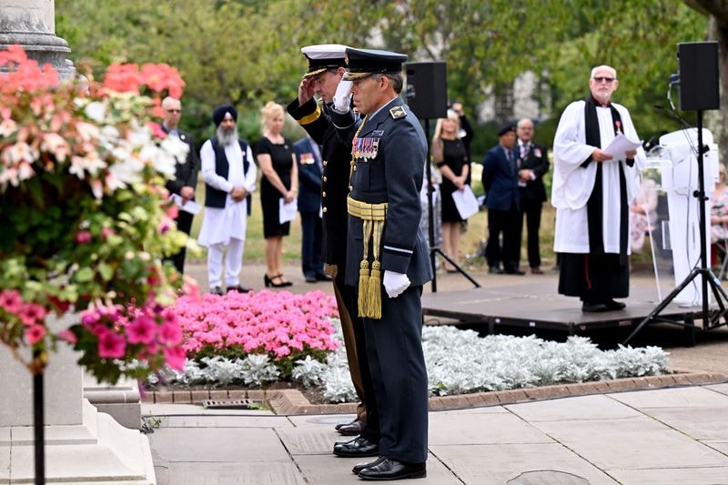 VJ service wreath laying