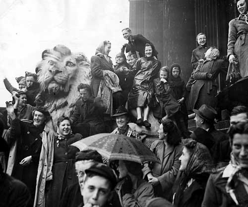Leeds residents urged to play their part in 75th anniversary of VE Day from home: 13 May 1945, celebrations on Leeds Town Hall steps as part of the Victory Parade.