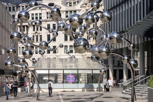 World-renowned artist Yayoi Kusama’s largest permanent public sculpture is unveiled in London: Yayoi Kusama, Infinite Accumulation, 2024, Liverpool Street station (Elizabeth line). Commissioned as part of The Crossrail Art Programme, 2017  © YAYOI KUSAMA. Courtesy Ota Fine Arts and Victoria Miro. Photo: Thierry Bal (1)