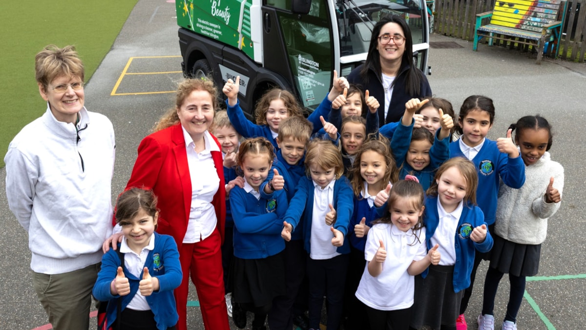 Council Leader Cllr O'Halloran and Cllr Champion with children from Thornhill Primary school cropped