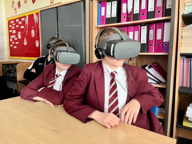 Students using VR headsets, Network Rail (1)