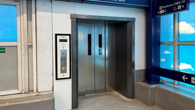 Manchester Piccadilly lift from footbridge level