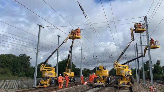 Engineers installing overhead lines as part of the Midland Mainline Upgrade, Network Rail (1): Engineers installing overhead lines as part of the Midland Mainline Upgrade, Network Rail (1)