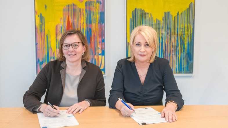 Arriva wins the first zero-emission bus tenders in Budapest: Left is Dr. Katalin WALTER, Chief Executive Officer, Budapesti Közlekedési Központ (BKK), with Anikó Körmendi, Managing Director, Arriva Hungary