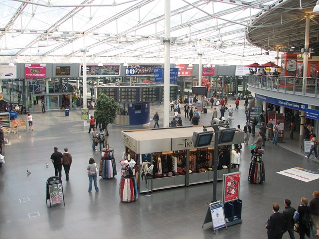 Manchester Piccadilly Station: View of concourse from upper balcony