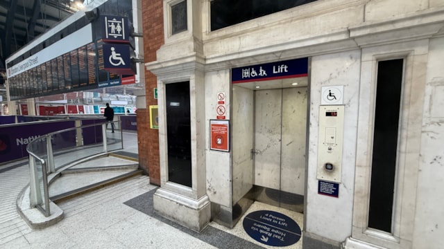 London Liverpool Street lift refurbishment to improve reliability: Liverpool Street lift - upper level