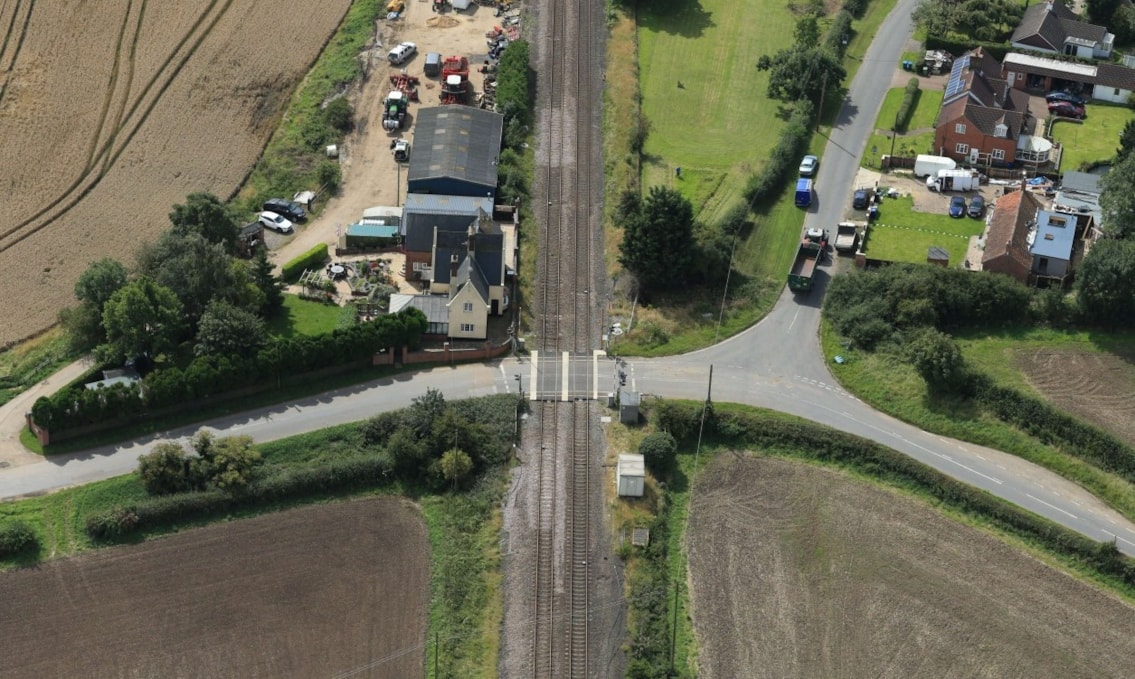 Snelland level crossing 