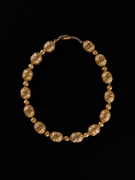 Gold necklace from the Penicuik Jewels, late 16th century. Image © National Museums Scotland 3 