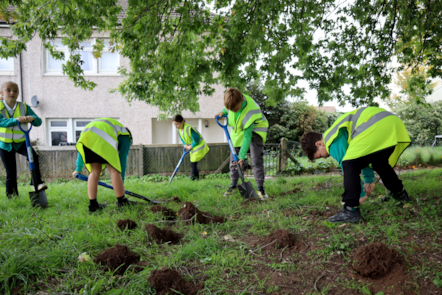 Severnbanks School children planting bulbs
