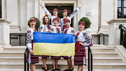 Ukrainian Independence Day group with flag (cropped)